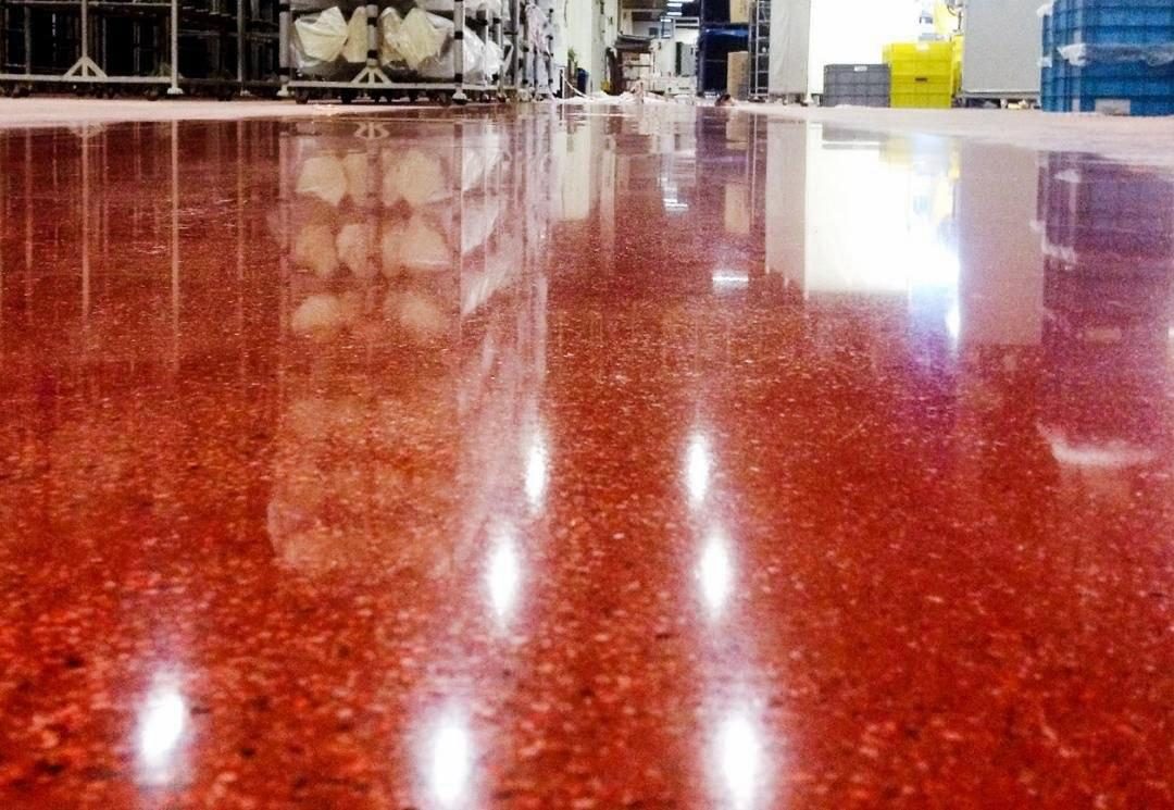 Fabrikada kırmızı renkli parlatılmış beton zemin uygulaması