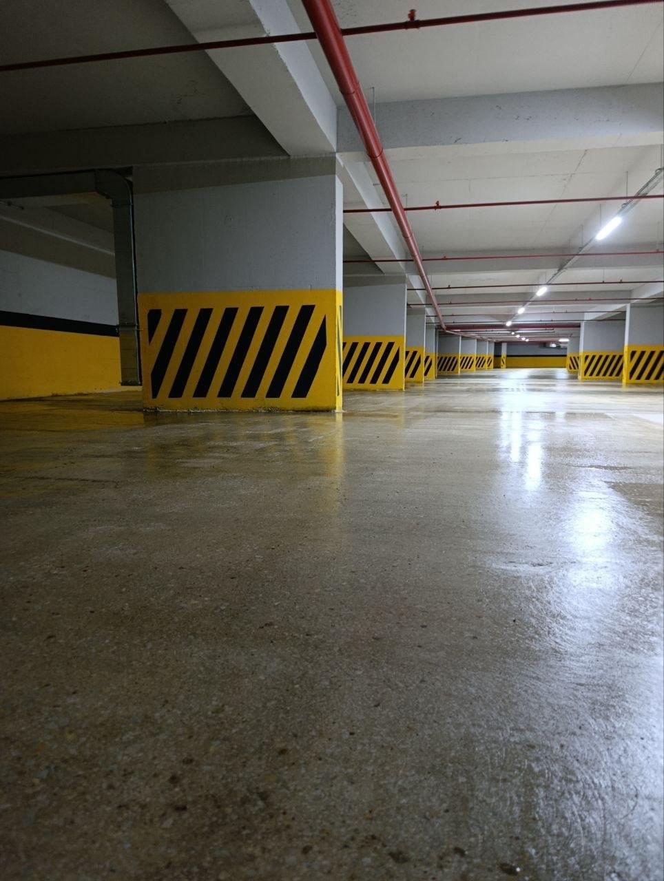 Kapalı otoparkta parlatılmış beton zemin