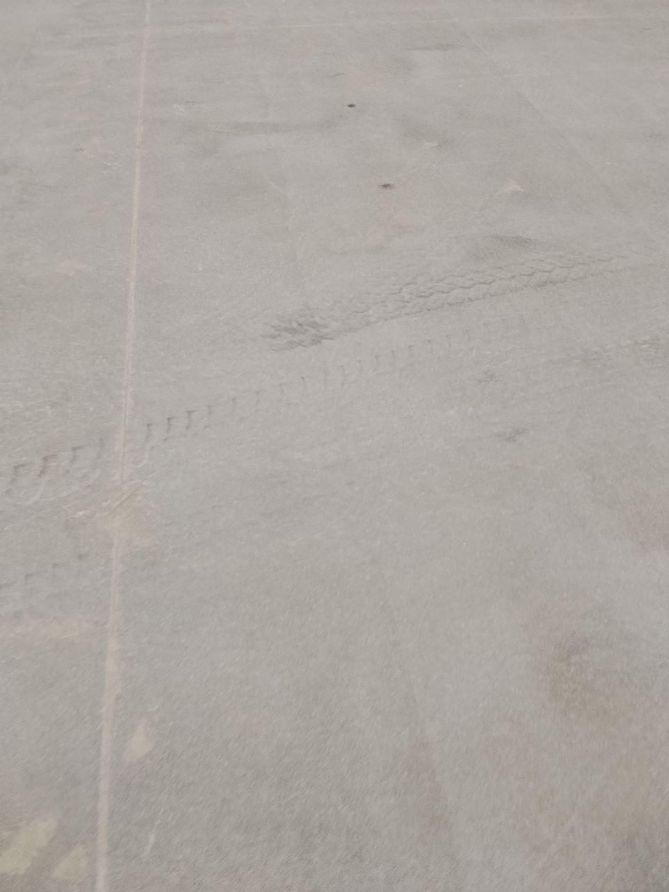 Silim öncesi ham beton zemin yüzeyi ve derz çizgisi