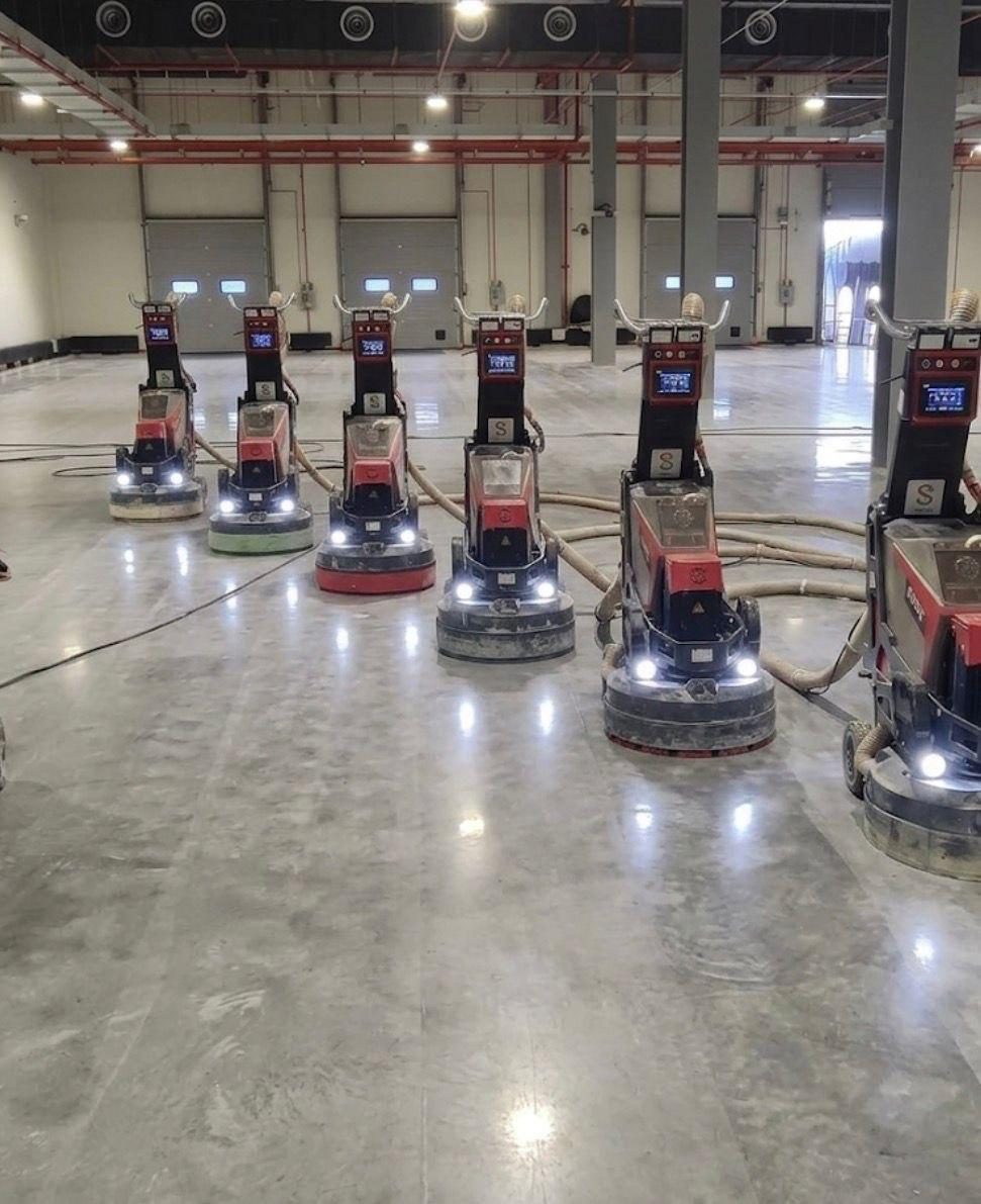 Depo zemininde birlikte çalışan beton silim ve parlatma makineleri