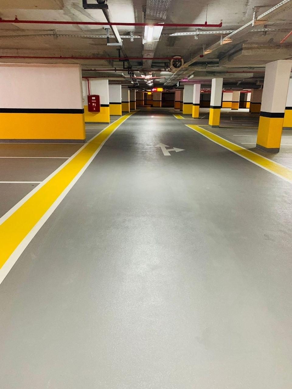 Otopark zemininde yön oku ve sarı şerit çizimi