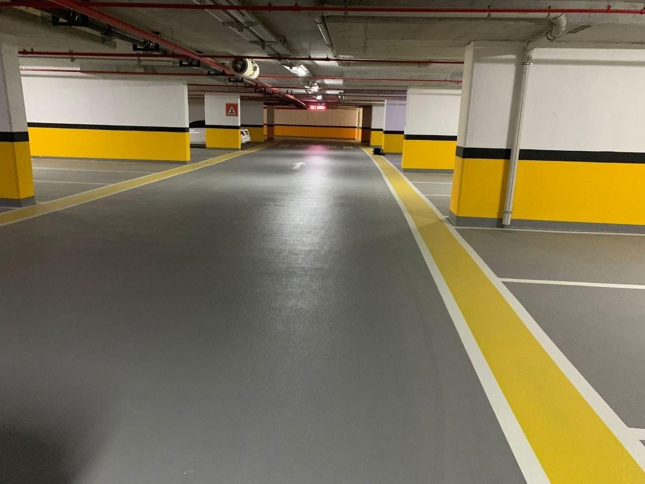 Otoparkta epoksi zemin üzerine sarı yaya yolu ve şerit çizimi